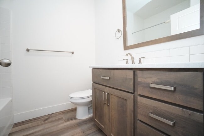 Building Photo - 5967 W Daphne Dr