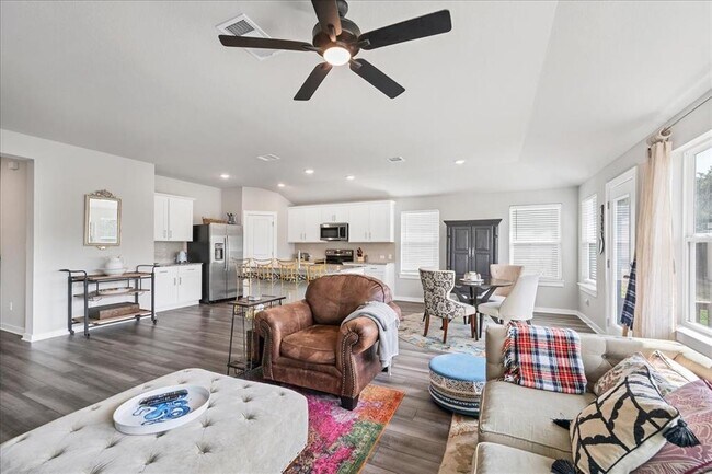 Building Photo - 20203 Lincoln Cove