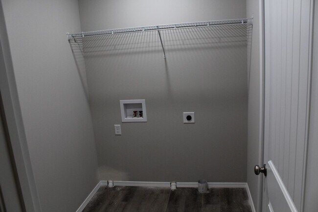 Building Photo - Great spacious home in Strafford