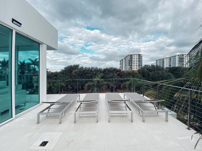 Building Photo - 243 Venetian Dr