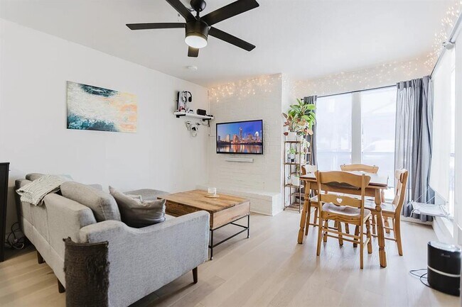 Building Photo - 909 Reinli St