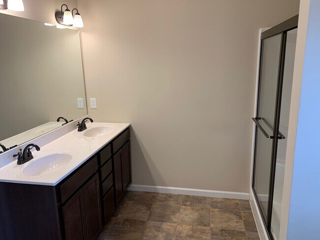 Building Photo - Maryville 37804 - 3 Bedroom, 2.5 Bath Home...