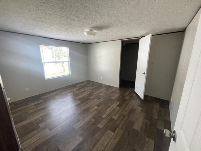 Building Photo - 555 Crandlemire Rd