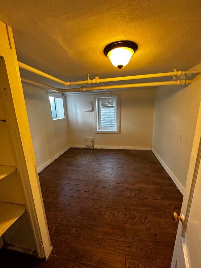 Building Photo - 2 Bed / 1 Bath Garden-Level Apartment – Available Early April!