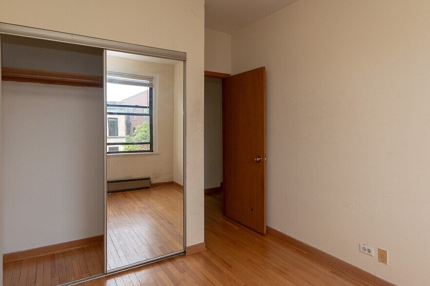 Building Photo - 640 W Barry Ave