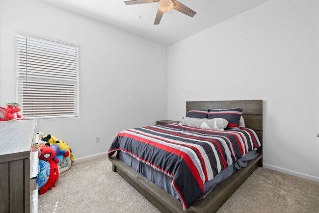 Building Photo - Newer Single Story 5 Bedroom 3 Bath Home in Vail