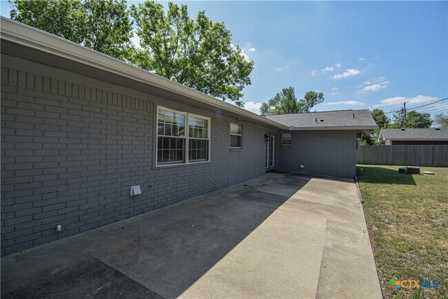 Building Photo - 205 Tanglewood Rd