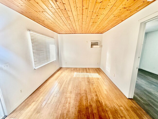 Building Photo - 2/2 With Bonus Room