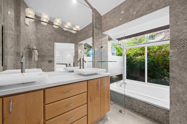 Building Photo - 2809 NE 25th St