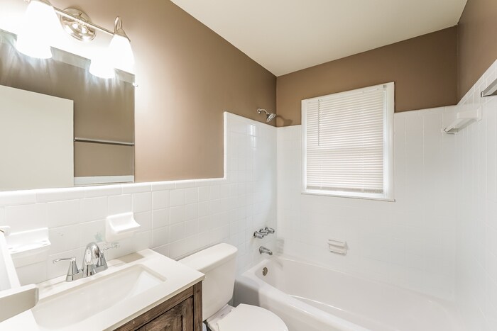 Building Photo - 825 Park Dr