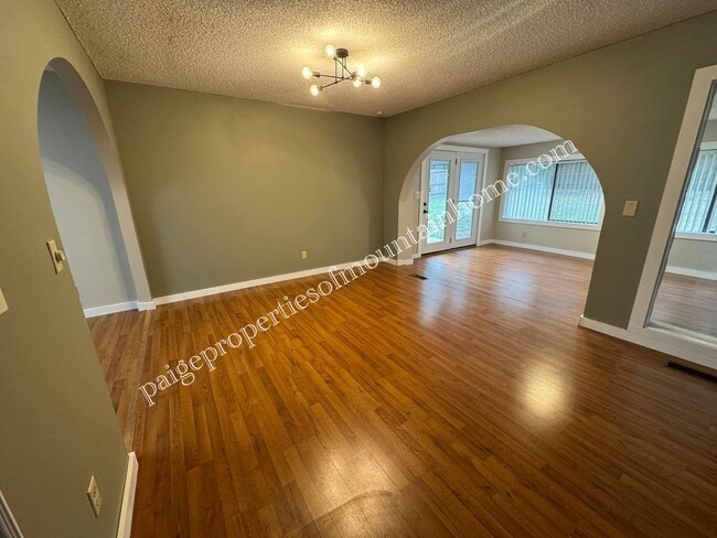 Building Photo - Charming 3 Bedroom, 2 Bath Home with Sunroom, Garage & Privacy-Fenced Yard
