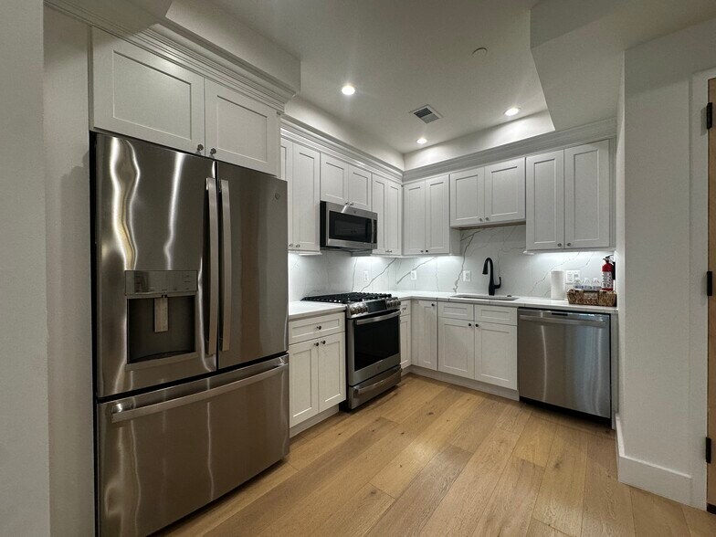Building Photo - 1658 K St NE