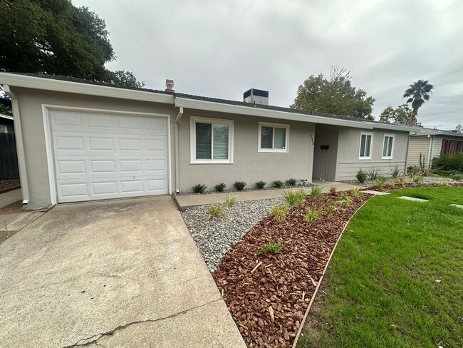 Building Photo - Charming 3-Bed Home with Huge Yard & Fresh...