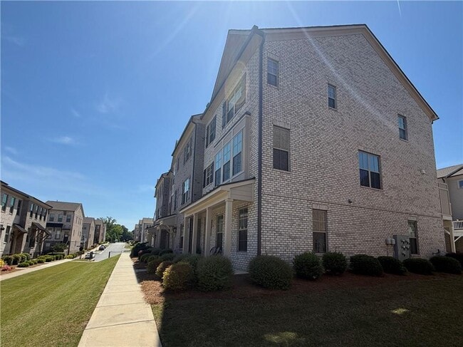 Building Photo - 2520 Great Silver Fir Aly