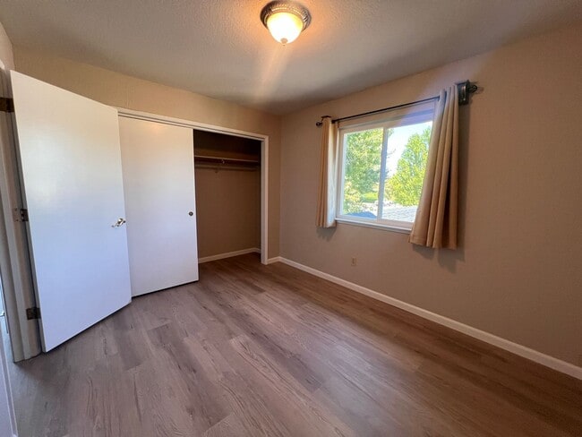 Building Photo - Spacious Split-Level! 4-Bedroom, 3.5-Bath ...
