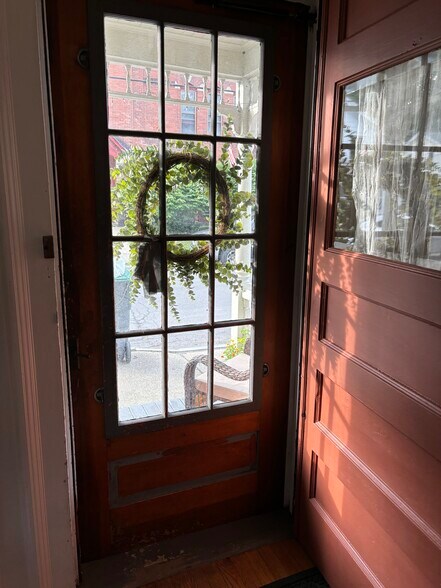 Building Photo - 16 Kinderhook St