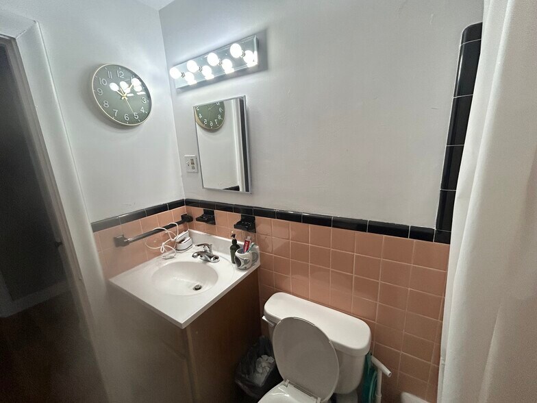 Building Photo - 17 Thayer St