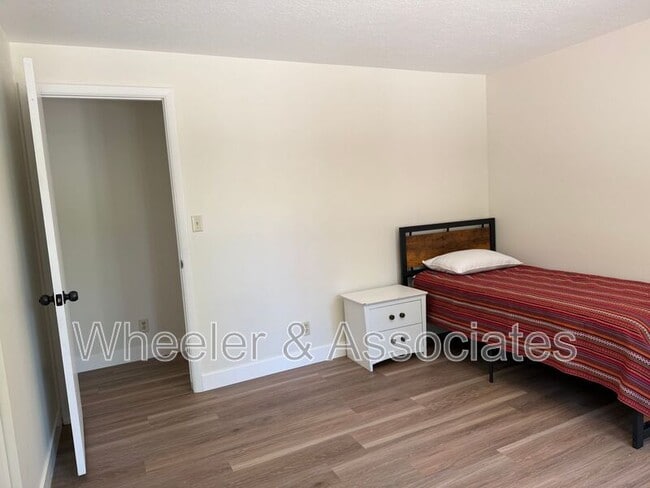 Building Photo - 1597 Navajo Dr