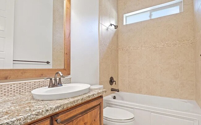 Building Photo - Gorgeous 3 bed 2 bath home in the heard of...