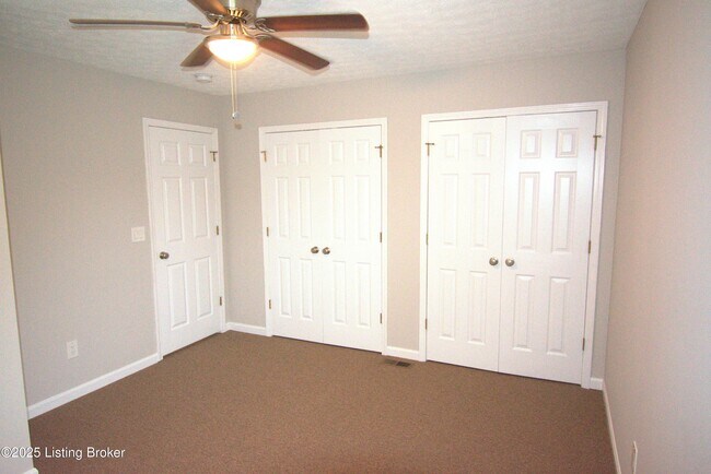 Building Photo - 10407 Pinoak View Dr