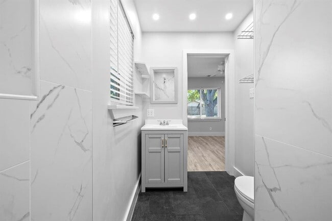 Building Photo - 5807 Mojave Dr