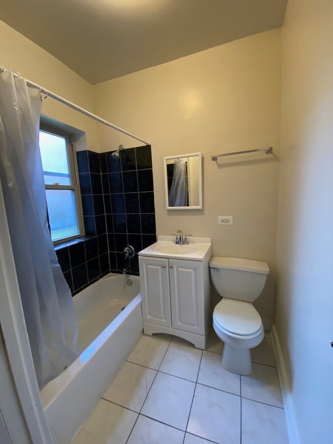 Building Photo - 1345 1/2 W Touhy Ave