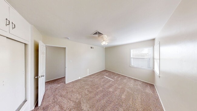 Building Photo - 3 bed 1.5 bath house + Studio Apt