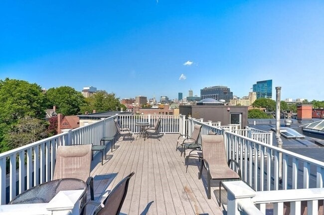 Building Photo - 1064 Beacon St