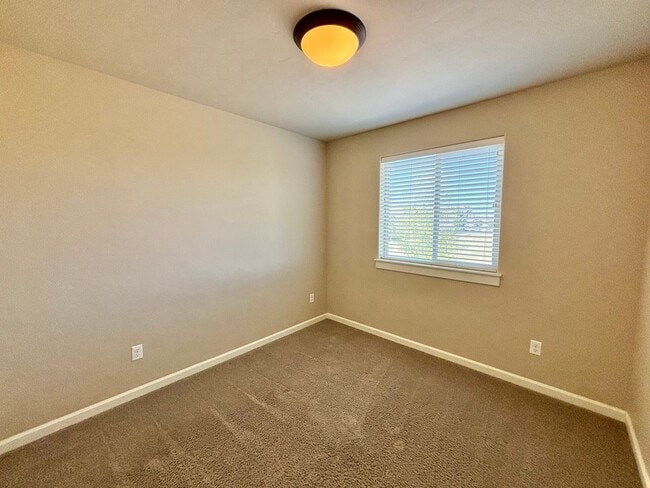 Building Photo - 2965 Yew Park Ln