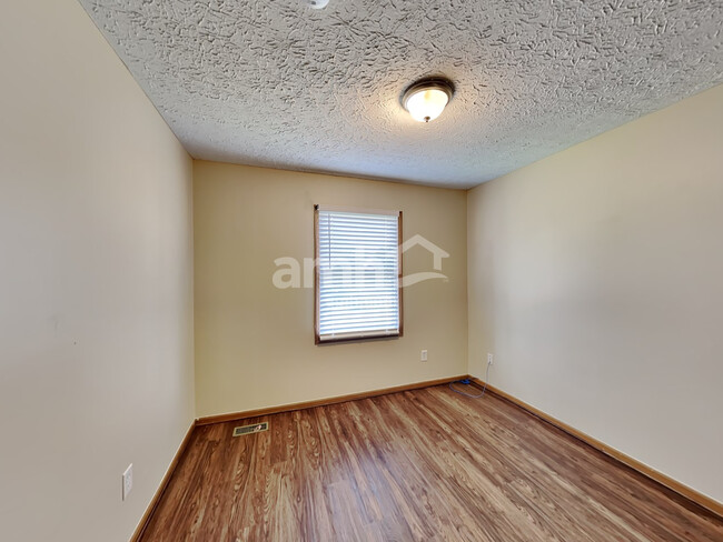 Building Photo - 825 Whitehead Dr