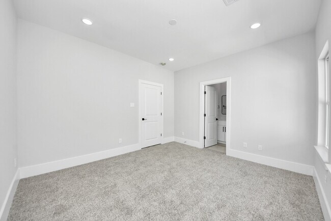 Building Photo - 4818 Cochran St