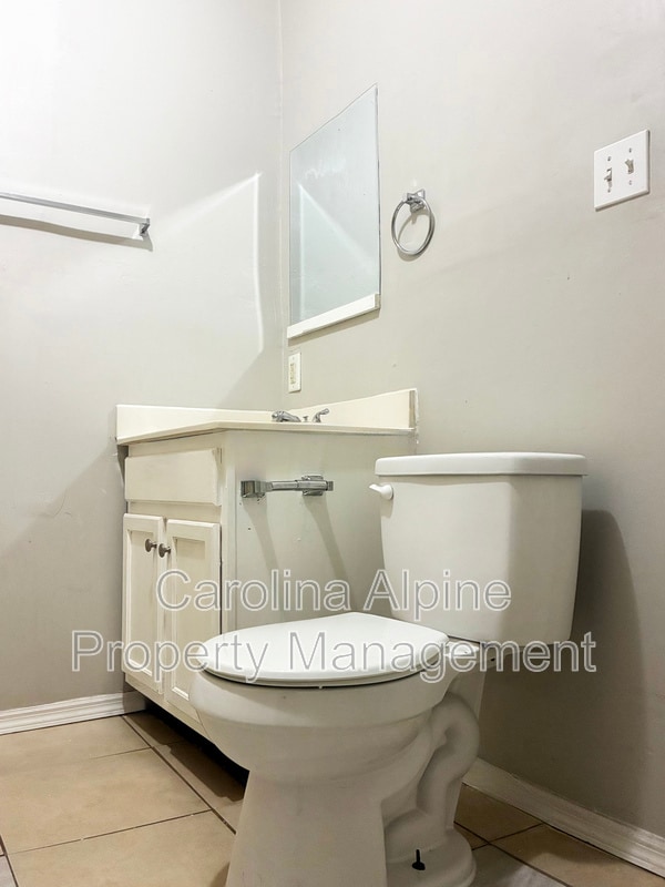 Building Photo - 1500 W Walnut Ave