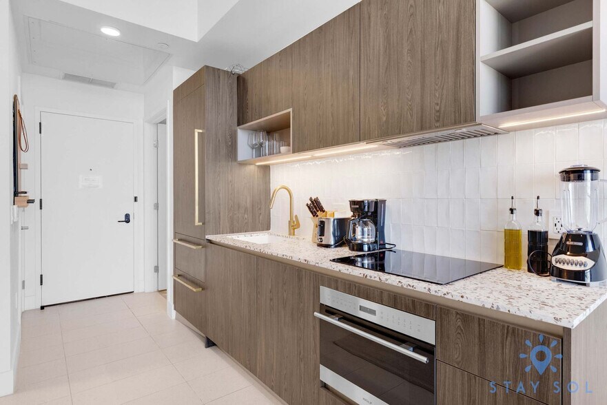 Building Photo - 601 NE 1st Ave