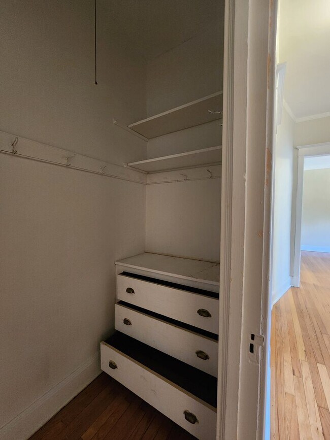 Building Photo - Large 3-bed/1-bath Apartment in the Heart of Rogers Park!