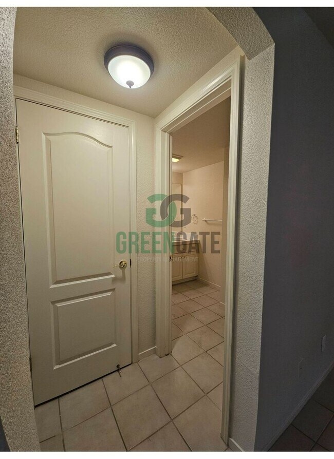 Building Photo - MOVE-IN SPECIAL $500 off first month!! Bea...