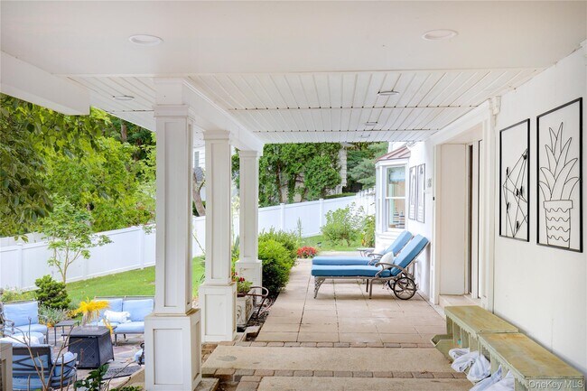 Building Photo - 2 Spring Hollow Rd