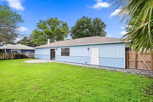 Building Photo - 349 Primrose Cir