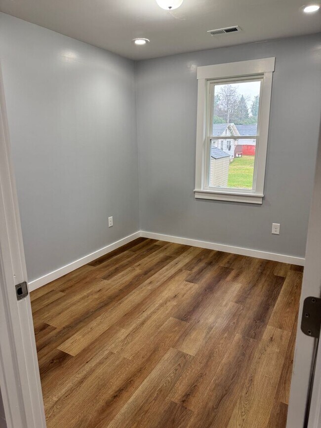 Building Photo - 913 E Myrtle Ave