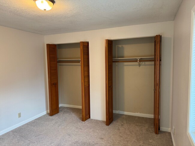 Building Photo - Cozy 2 bedroom 1 bathroom duplex in Eugene!