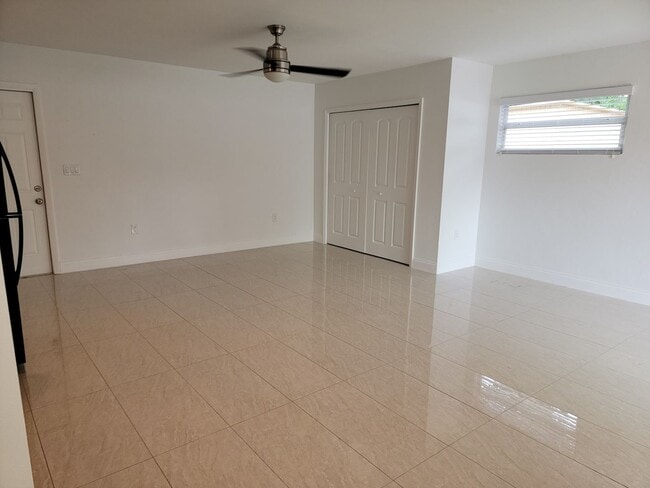 Building Photo - Efficiency, all utilities included kitchen.
