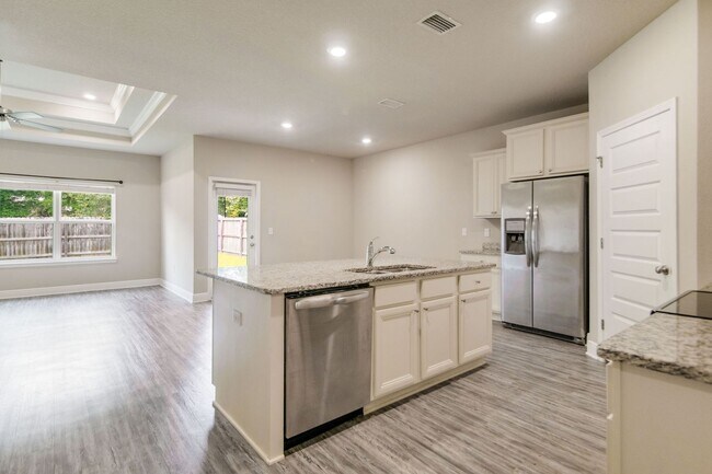 Building Photo - 4 Bedroom 2 Bath Home for Rent w/ Communit...