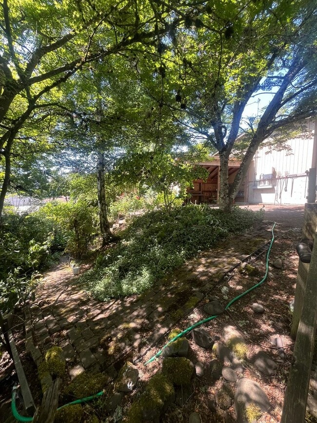 Building Photo - 3- Bedroom 2.5-Bathroom Gardening paradise...