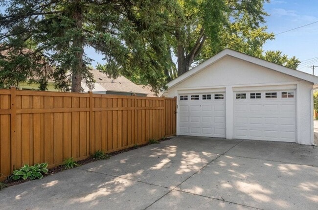 Building Photo - 5000 Zenith Ave S