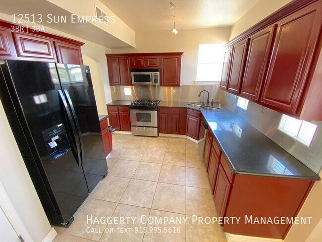 Building Photo - East El Paso 3 bed Refrig A/C with Loft an...