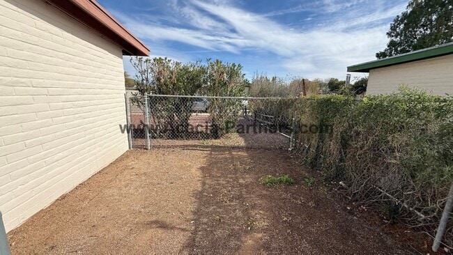 Building Photo - Eastside 3 Bedroom 2 Bath