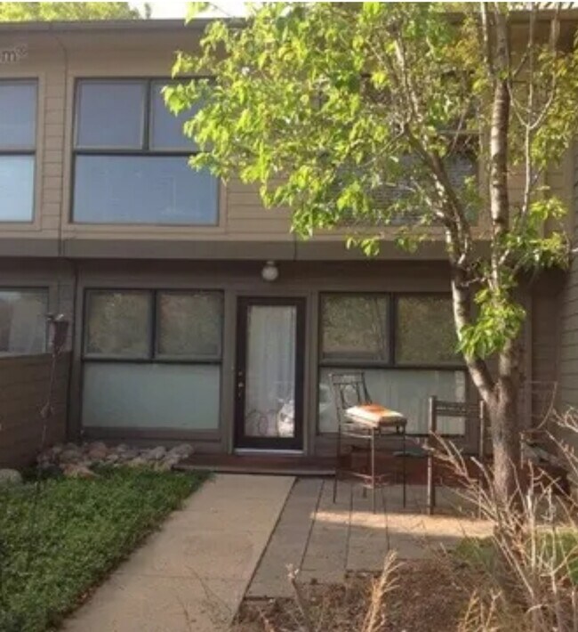 Building Photo - 3822 Northbrook Dr