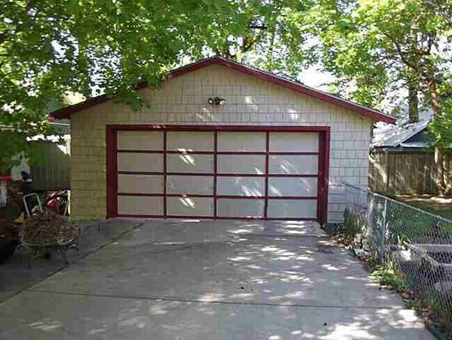 Building Photo - 11 E 27th Ave