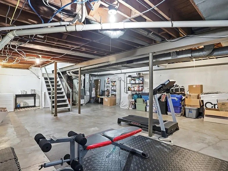 Building Photo - 5873 Kingsley Dr