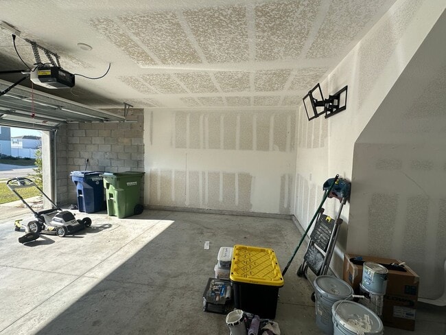 Building Photo - 4 Bedroom 2.5 Bathroom in Winter Haven