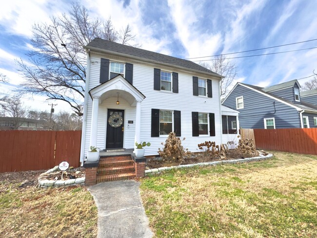 Building Photo - Charming House with Enviable Period Features